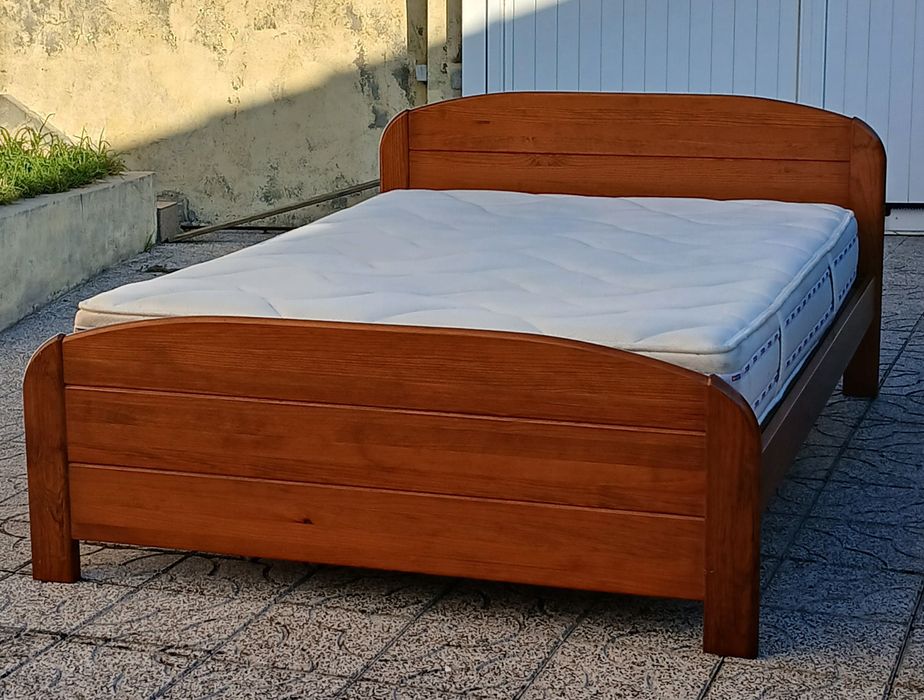 Vendo CAMA de CASAL GRANDE com estrado e COLCHÃO em madeira como nova.