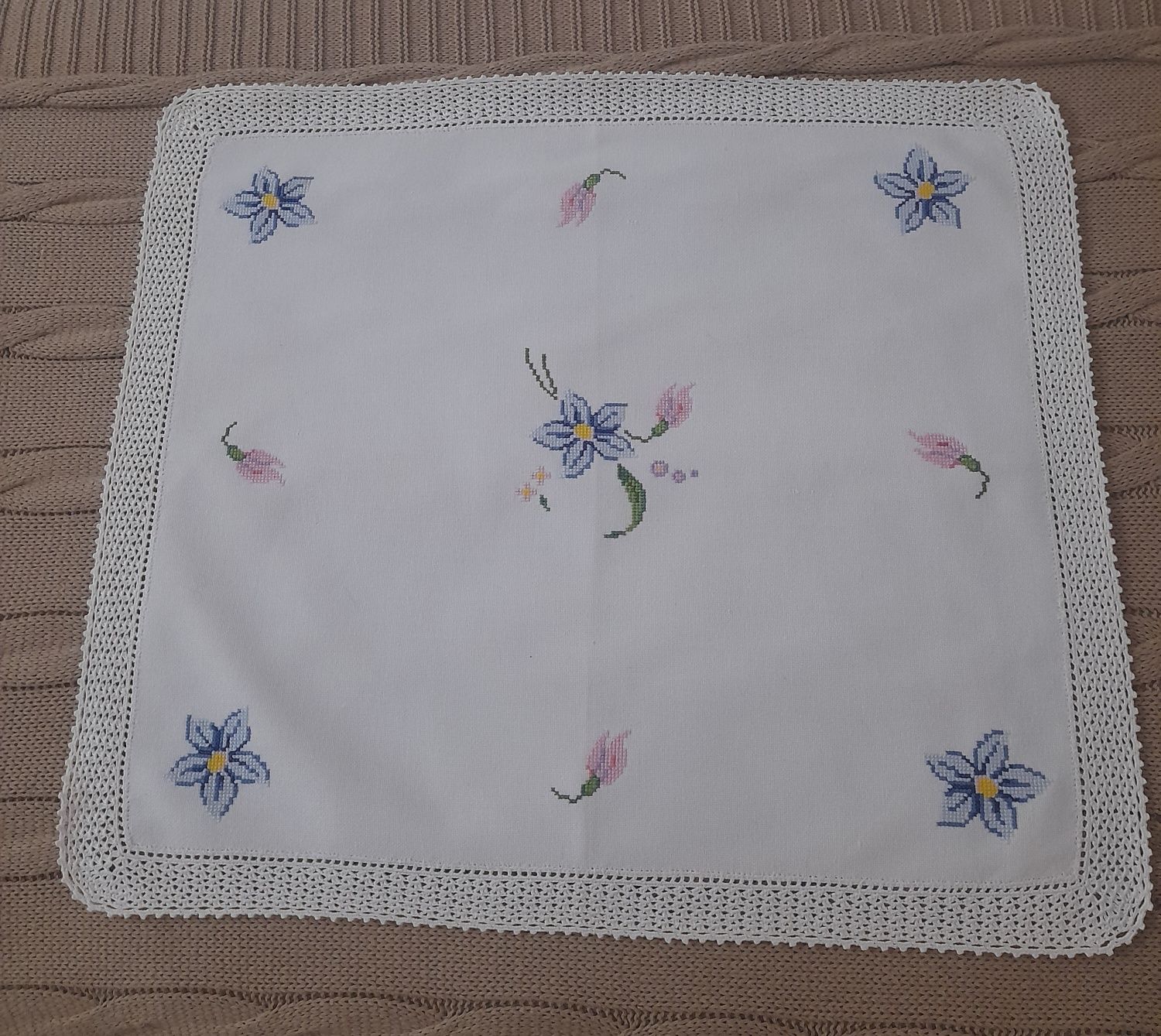 Naperon bordado em ponto de cruz -50 cm x 45 cm