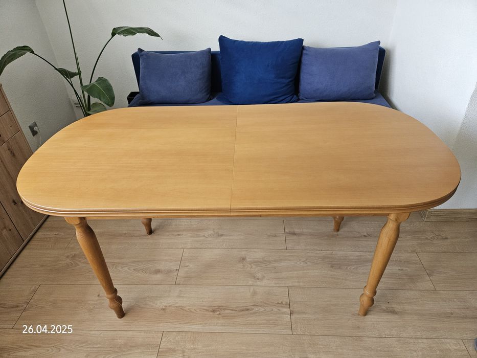 Stół z sześcioma  krzesłami