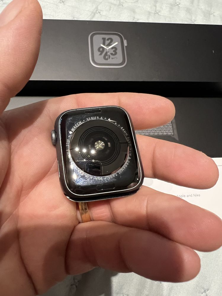 Apple watch 4 (44mm Nike )