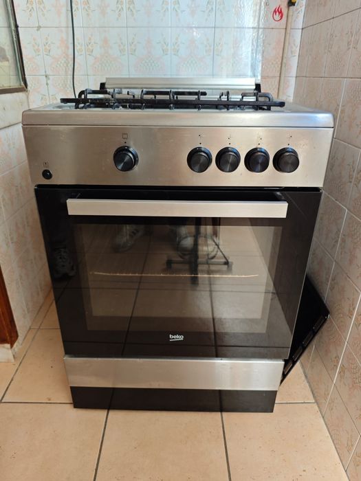 Fogão a gás de 4 bicos e forno