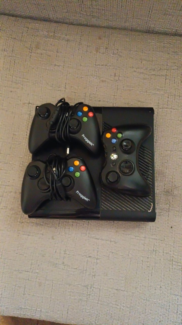Sprzedam konsole xbox 360 + 3 pady