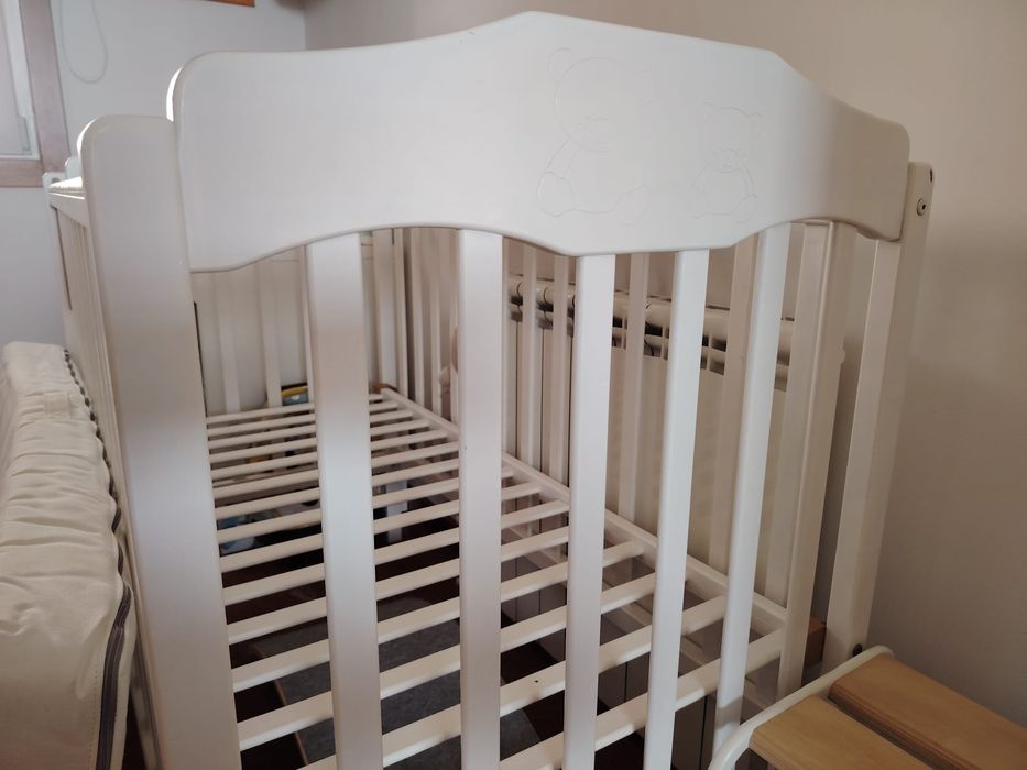 Berço/cama de grades com colchão