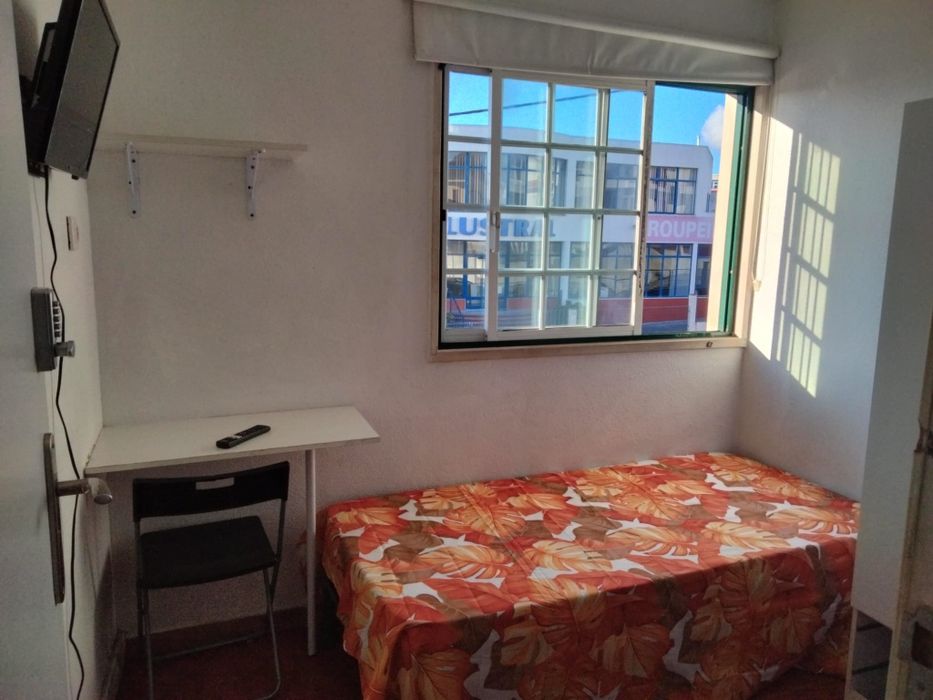 Alugo quarto em Corroios