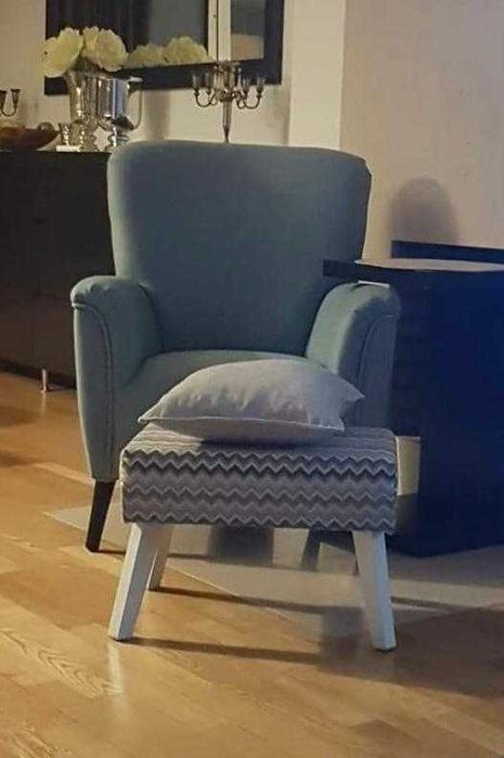 Poltrona forrada a tecido azul espiga