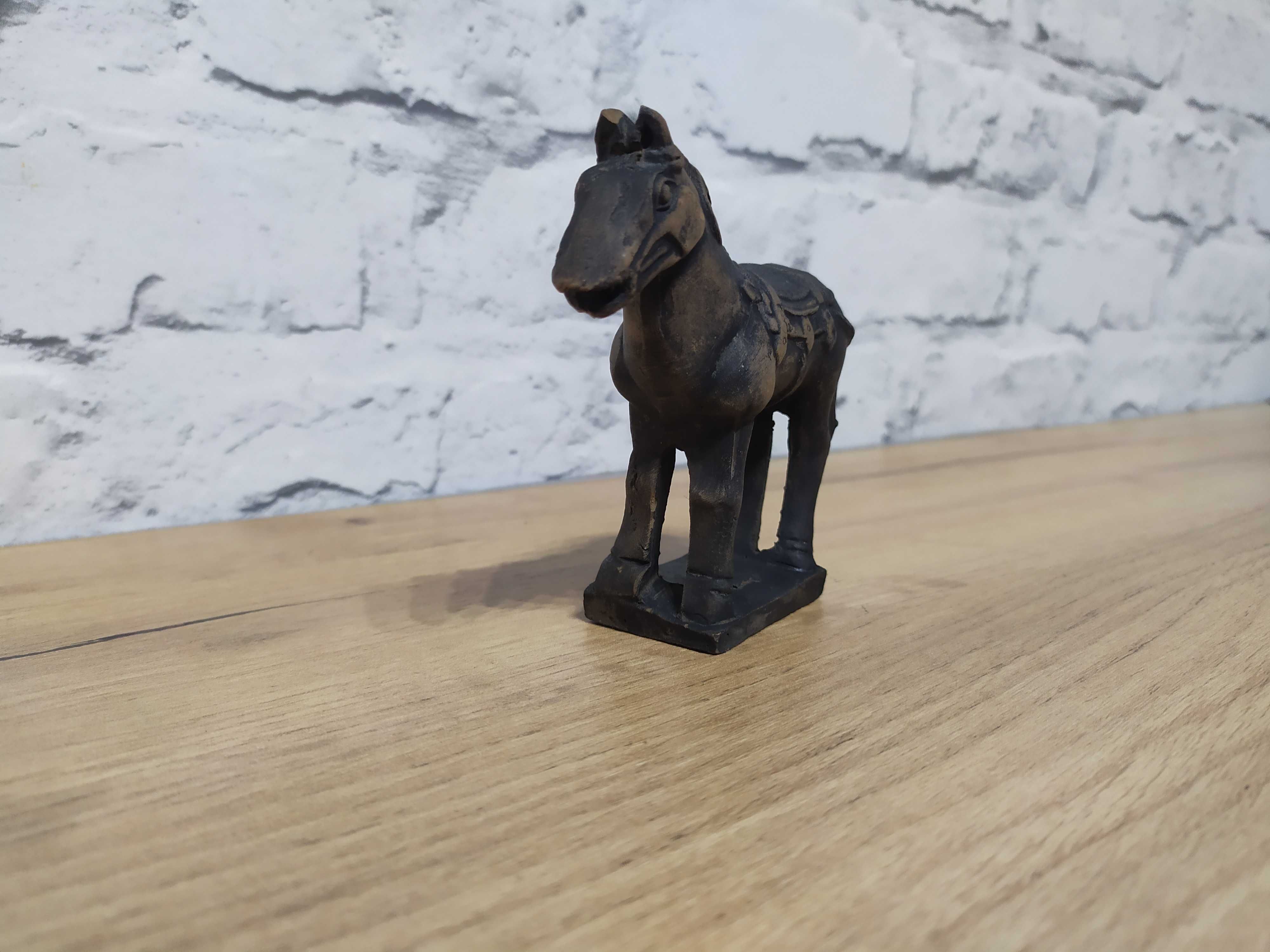 Ceramiczny konik kolekcjonerska figurka konia 10 cm na podstawie