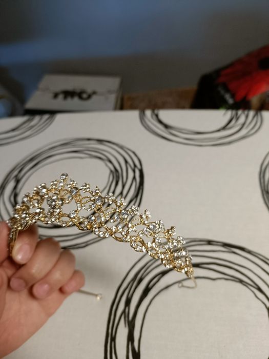 Tiara dourada casamento