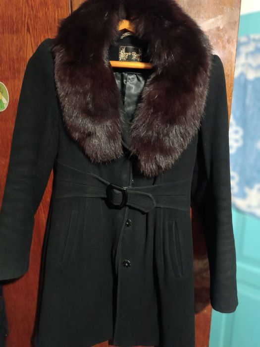 Чорне пальто з хутряним коміром.