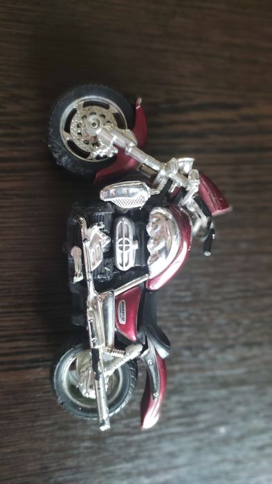 Модель мотоцикла Triumph Rocket III 1:18 Bburago (B2742)