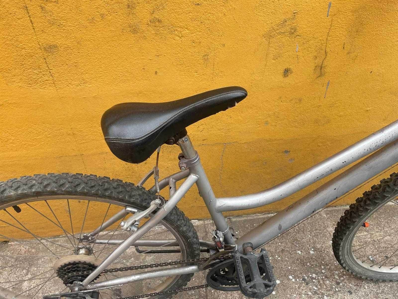 Bicicleta de montanha cinza usada