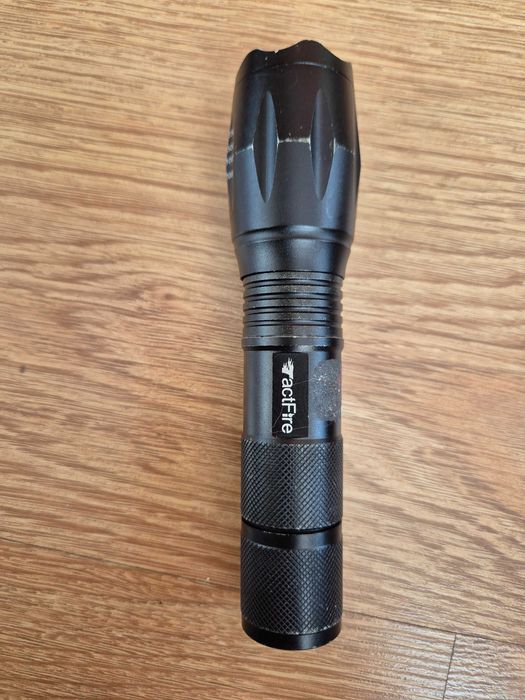 Latarka actFire taktyczna z funkcją regulacji skupienia wiązki światła