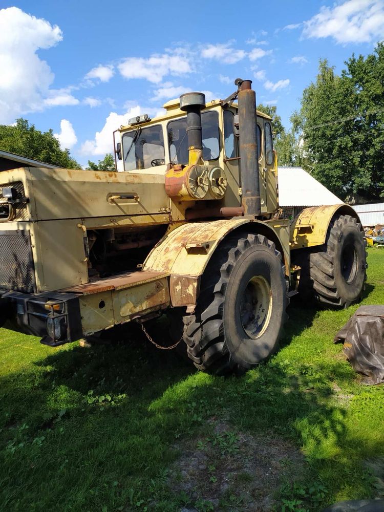 Трактор Кировець К-700 і плуг Варіант