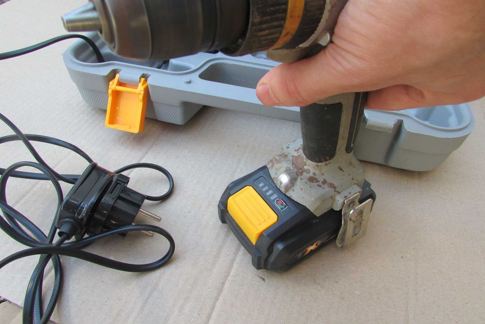 Аккумуляторний шуруповерт TITAN TTI884COM 18v (з Англії)