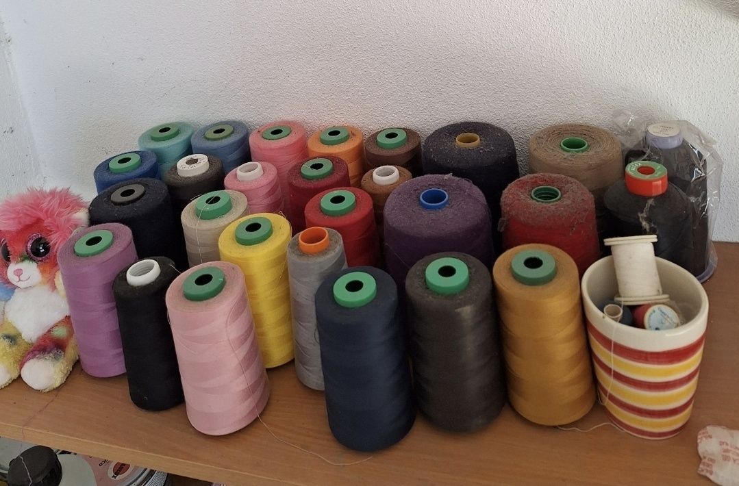 Vendo uma máquina Reta ótima pra conserto de roupas  vai com extras