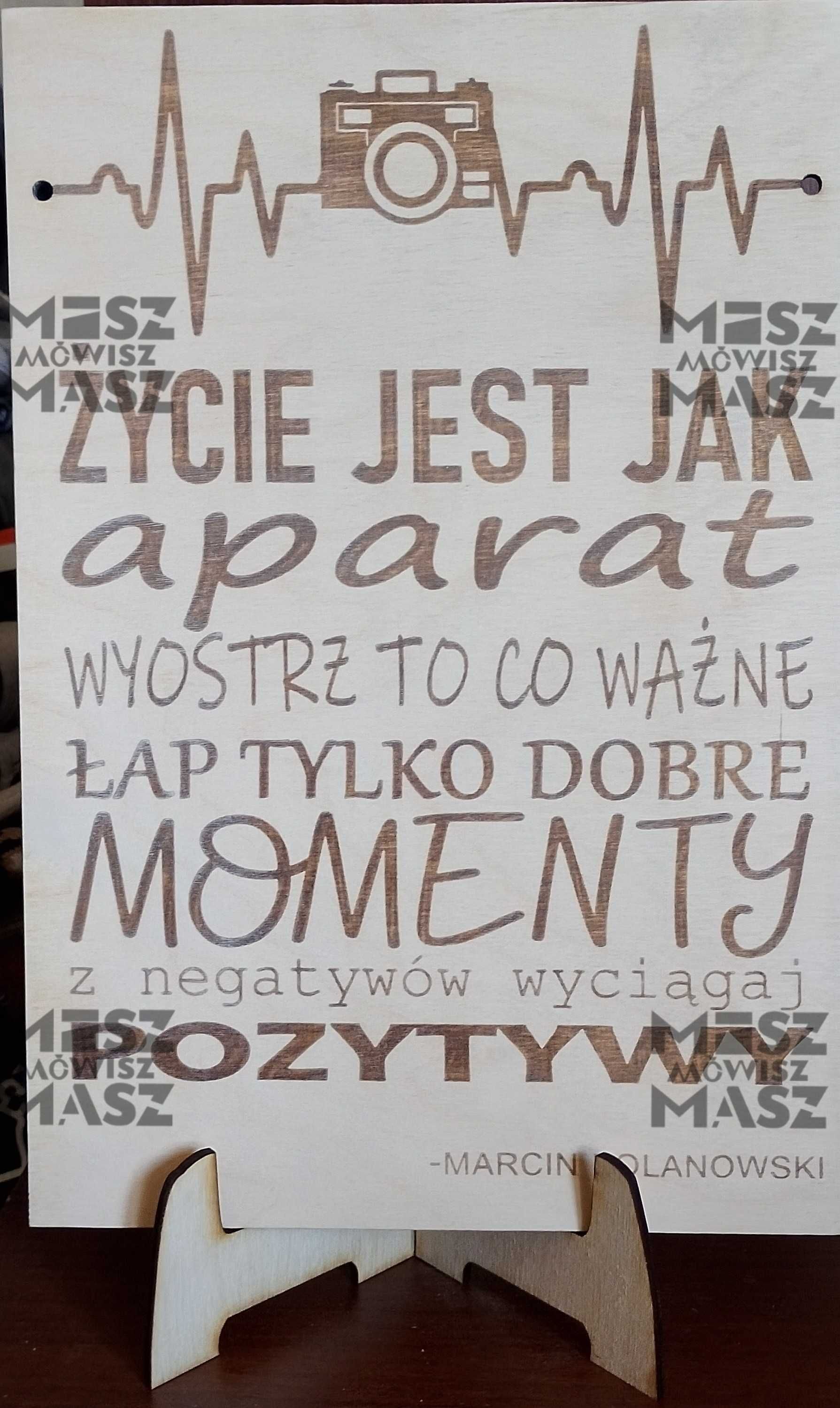 Plakat drewniany Życie jest jak aparat Prezent #MiszMowiszMasz