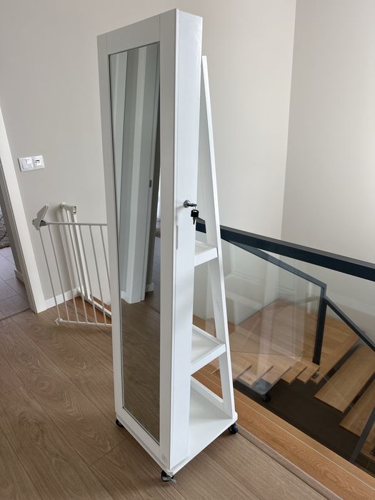 Espelho de chão com móvel bijuteria e arrumação