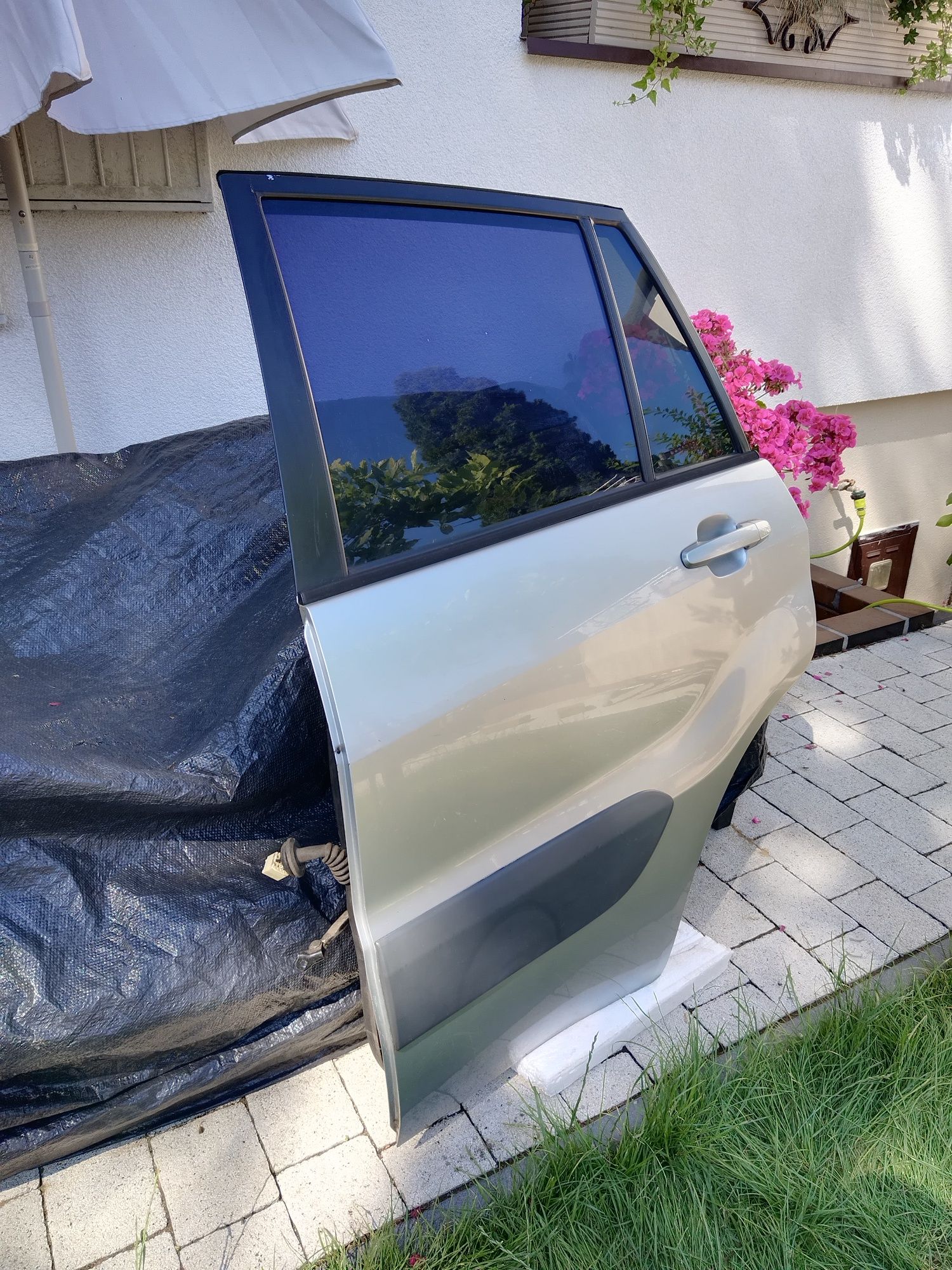 Drzwi lewy tył Toyota Rav4 II gen 00-05 srebrne