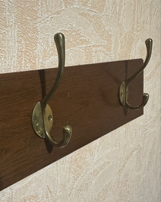 Вішалка для одягу на красивій дубовій  дошці