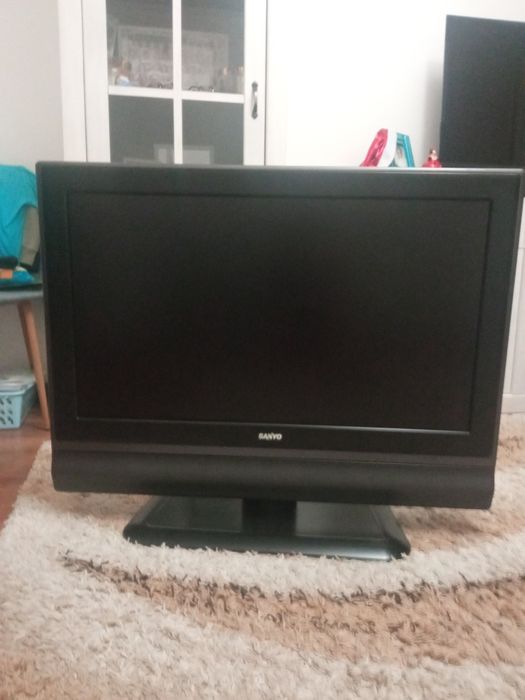 Телевізор Sanyo чорного кольору