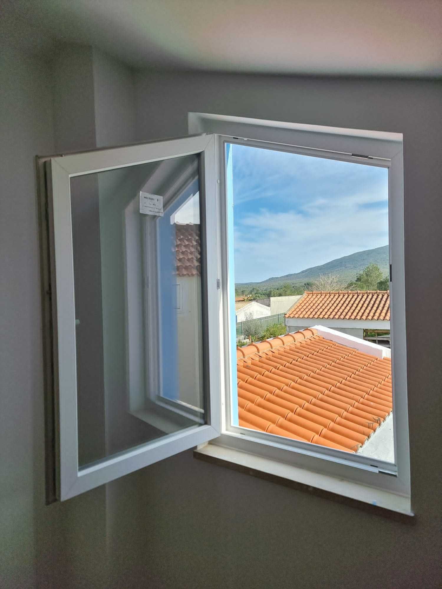Janelas e portas em PVC, estores, Marquises, portadas em alumínio