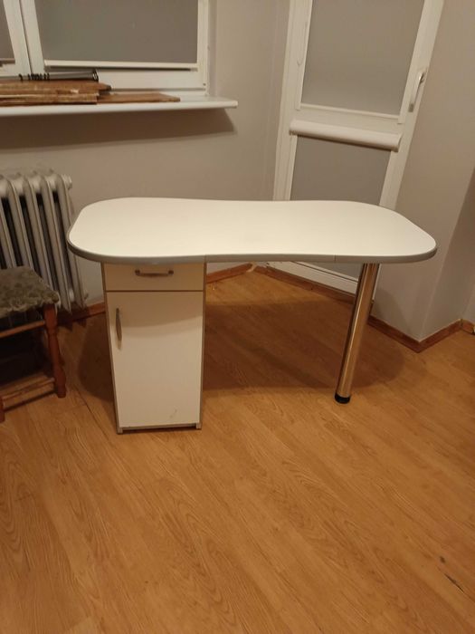 Białe biurko z szafką