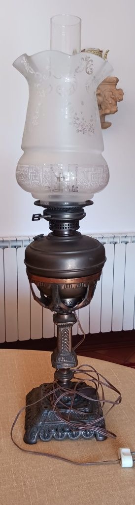 Candeeiro antigo com globo em vidro pintado