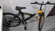 Vendo bicicleta, pois esta ocupando espaço.