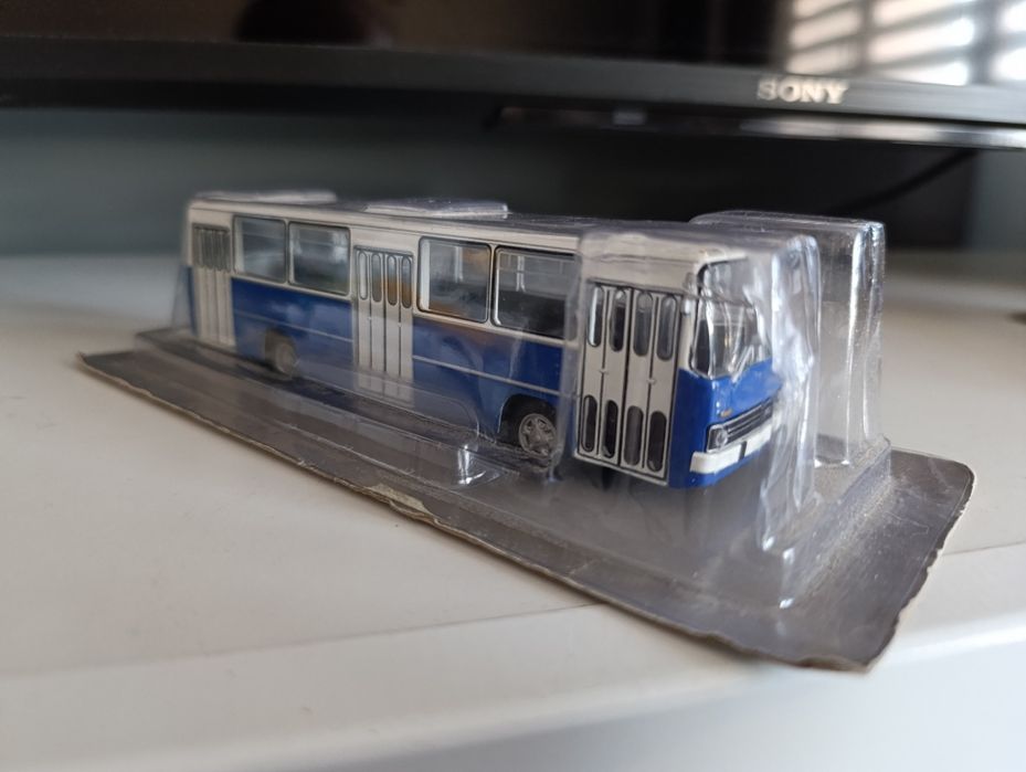 Kolekcja Kultowe Autobusy PRL
Skala 1:72. Autobus ciezarówka resorak.