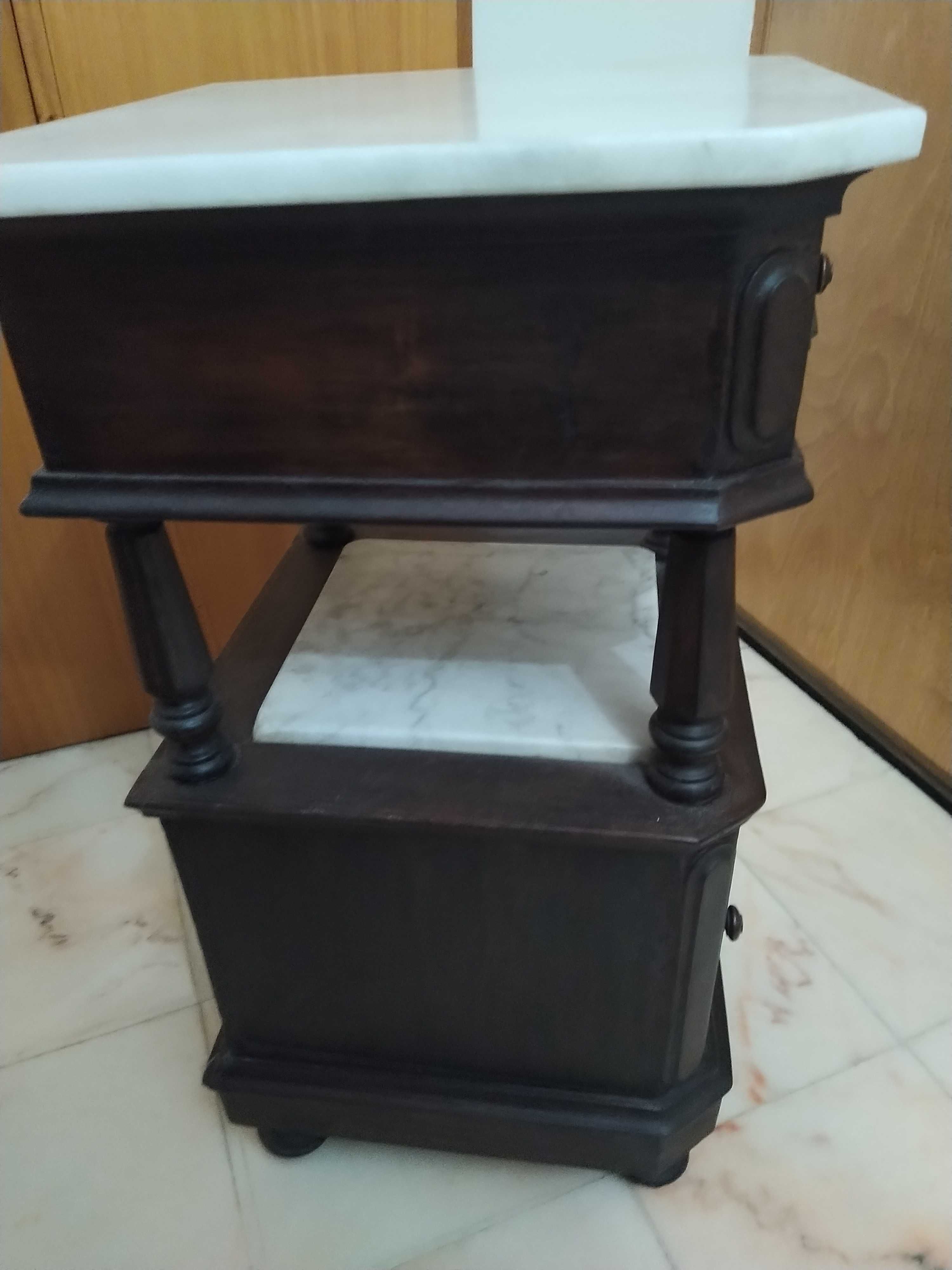 Mesa de cabeceira com mármore