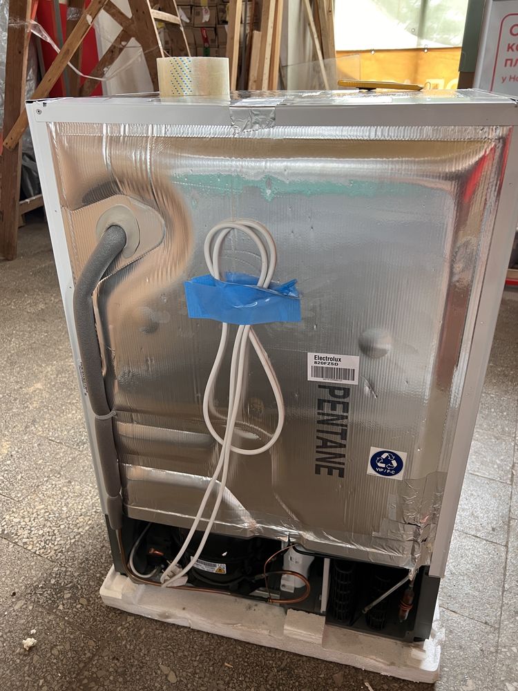 Морозильна камера Electrolux LYB2AF82S