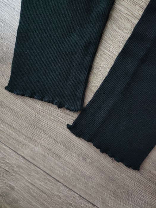 Czarne prążkowane legginsy 128