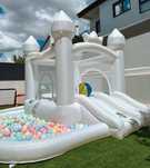 Insuflavel castelo + piscina de bolas + 700 bolas