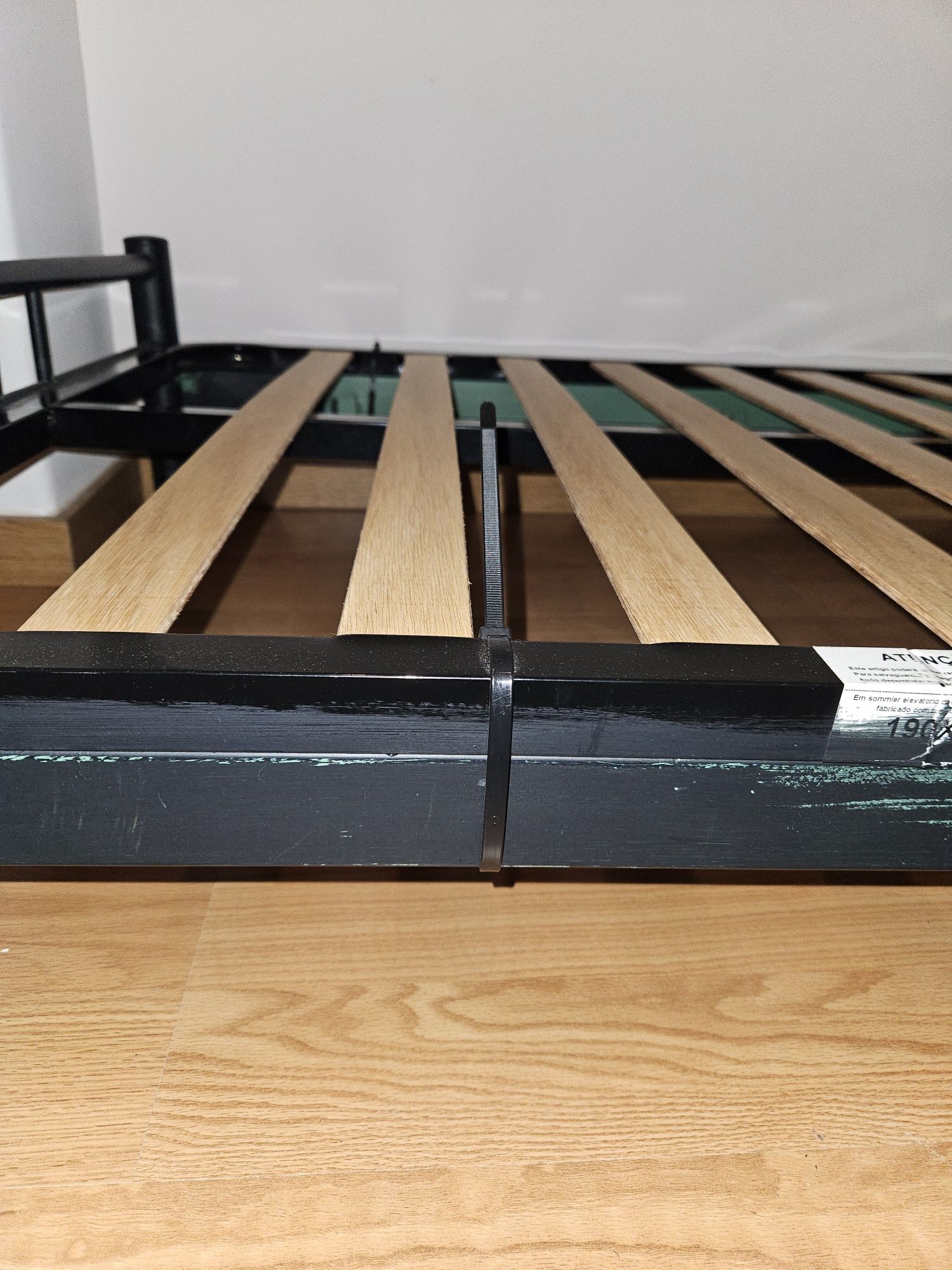 Cama de solteiro em ferro
