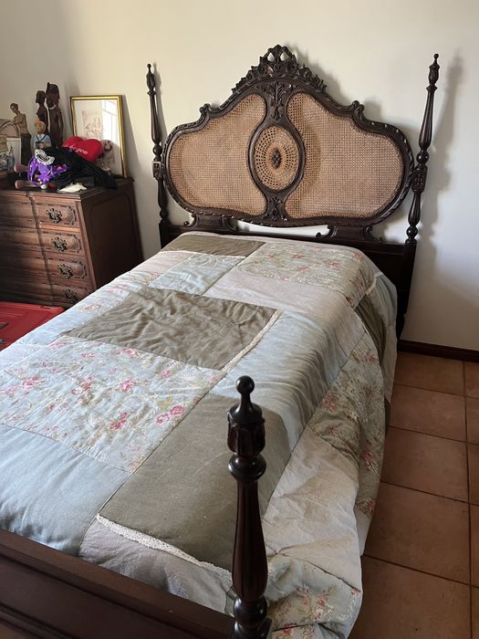 Cama madeira antiga bom estado