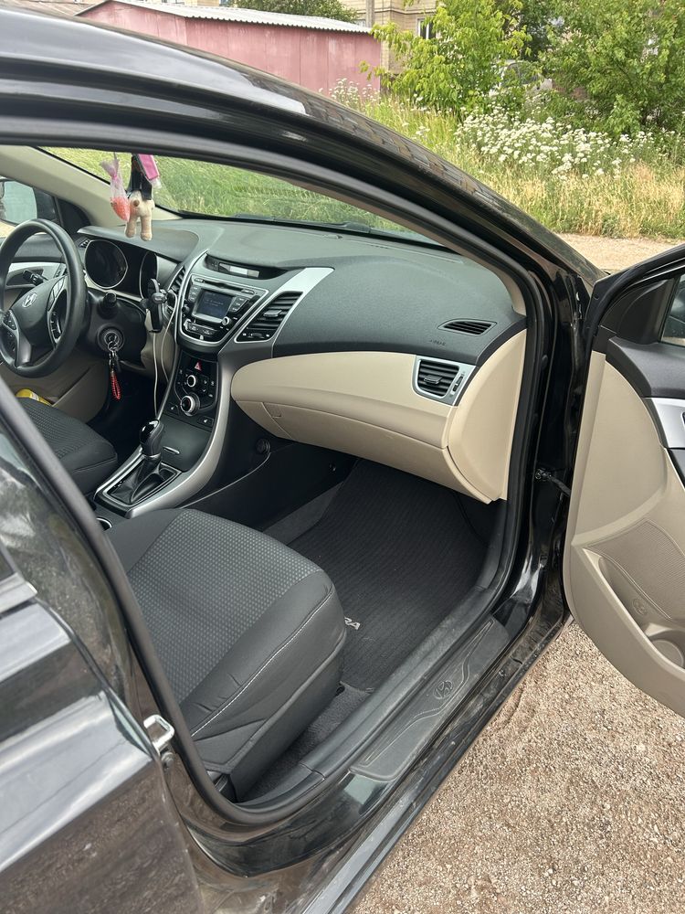 Hyundai Elantra 2013 року
