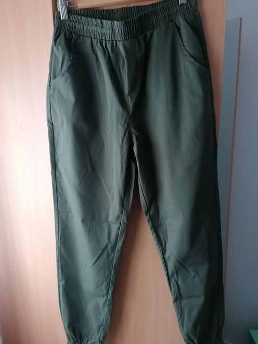 Calças verdes homem