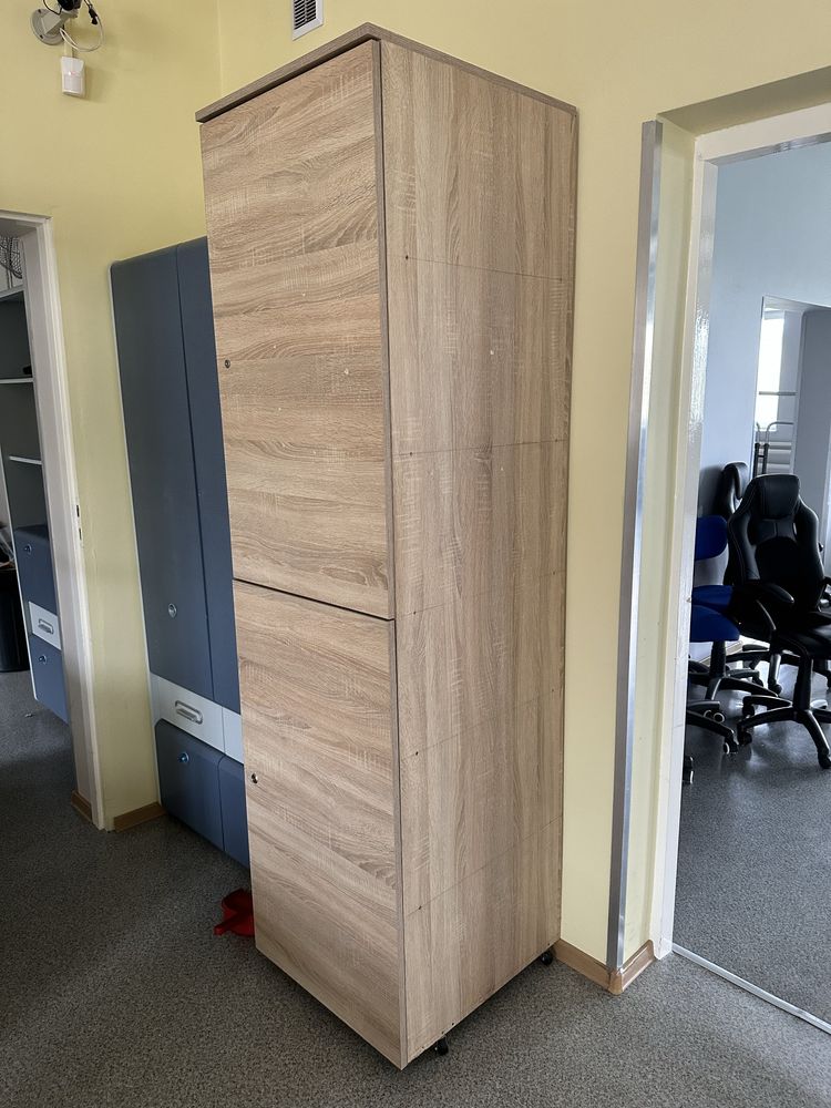 Duża wysoka szafka/gablota na kółkach , biuro