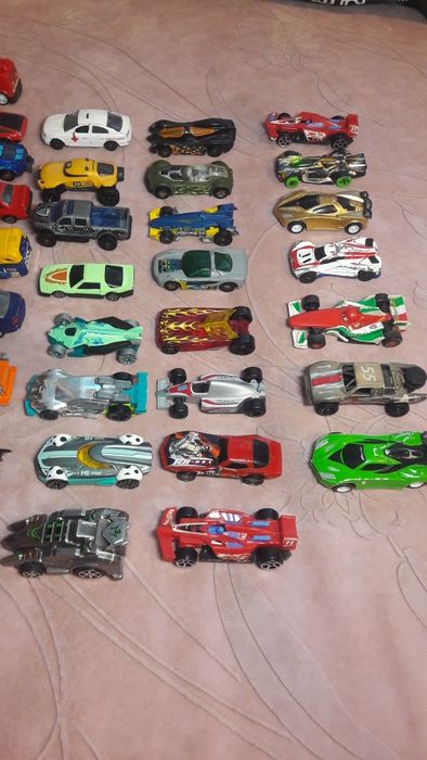 Машинки на батарейках разные и другие машинки.машинки-конструкторы.