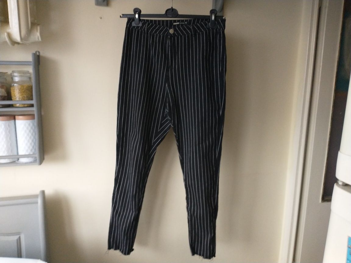 Spodnie czarne w paski rurki, wysoki stan Cropp rozmiar L