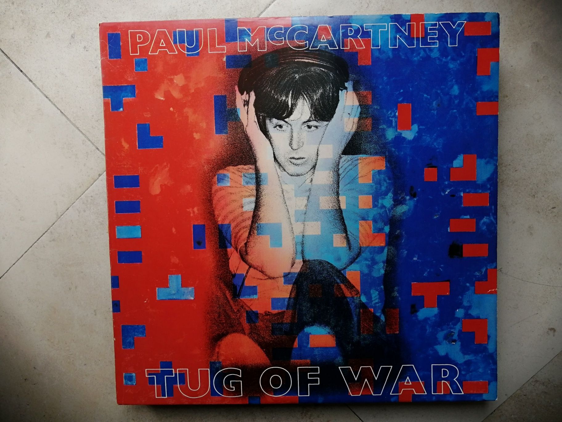 Disco LP em vinil Paul McCartney - Tug of War, em excelente estado.