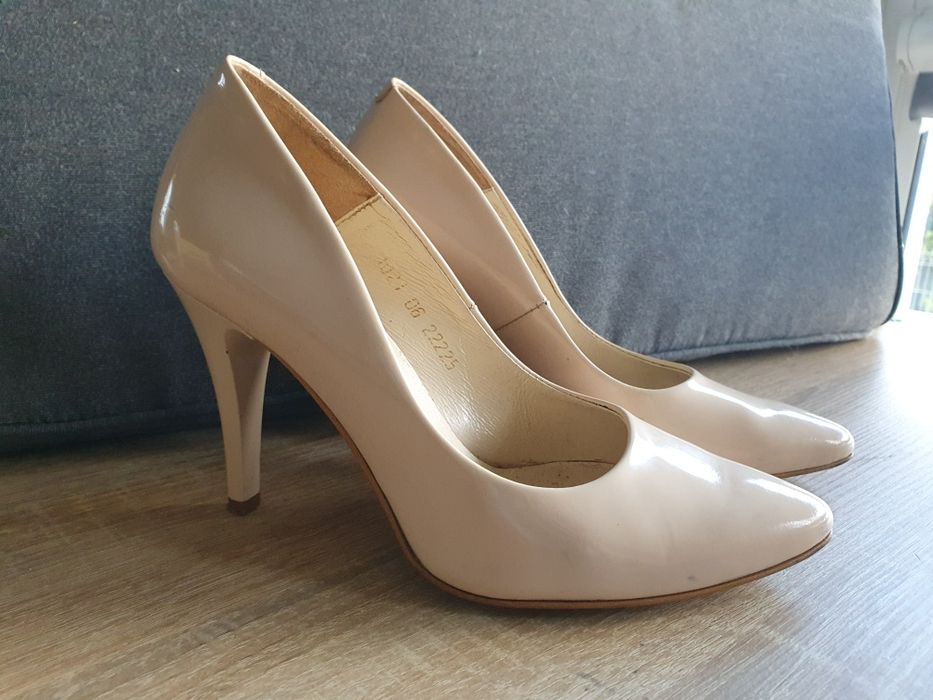 Kremowe szpilki firmy Eska r.35