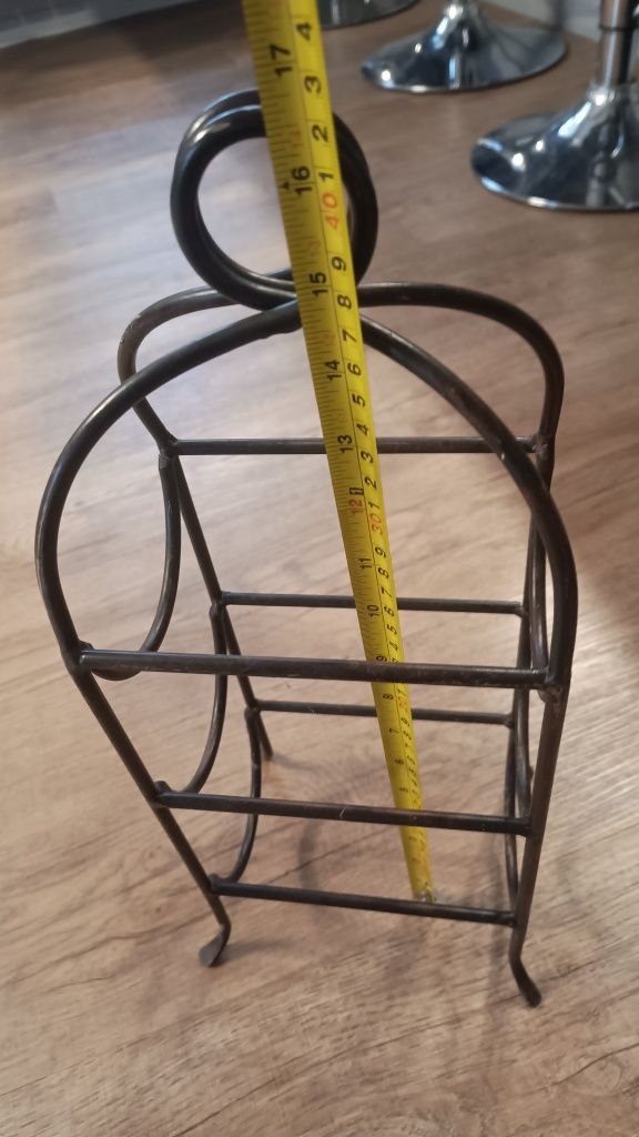 Stojak na wino metaloplastyka