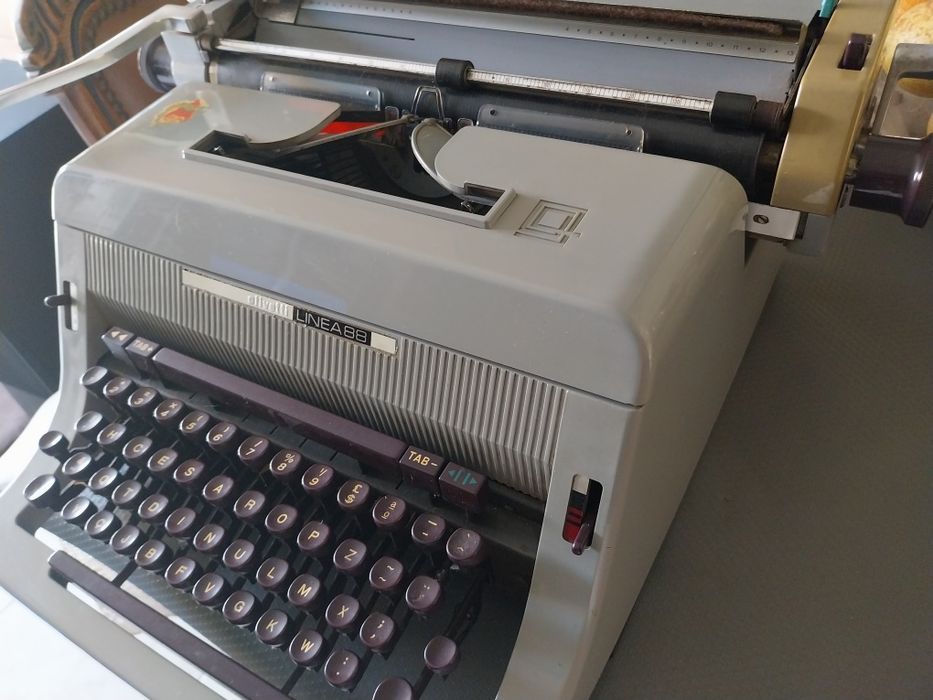 Maquina escrever olivetti impecavel