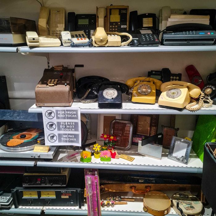 Moldura Decorativa Metálica Sapatinhos – 15×12 cm