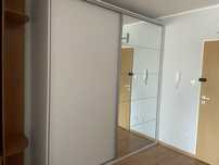 Biała przesuwna szafa z lustrem szer 230 cm