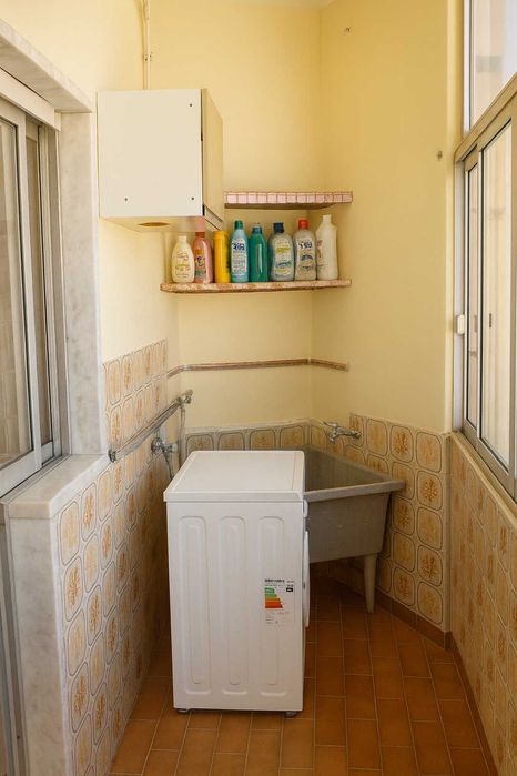 Quarto mobilado no centro de Caldas – ao lado do La Vie (€350)