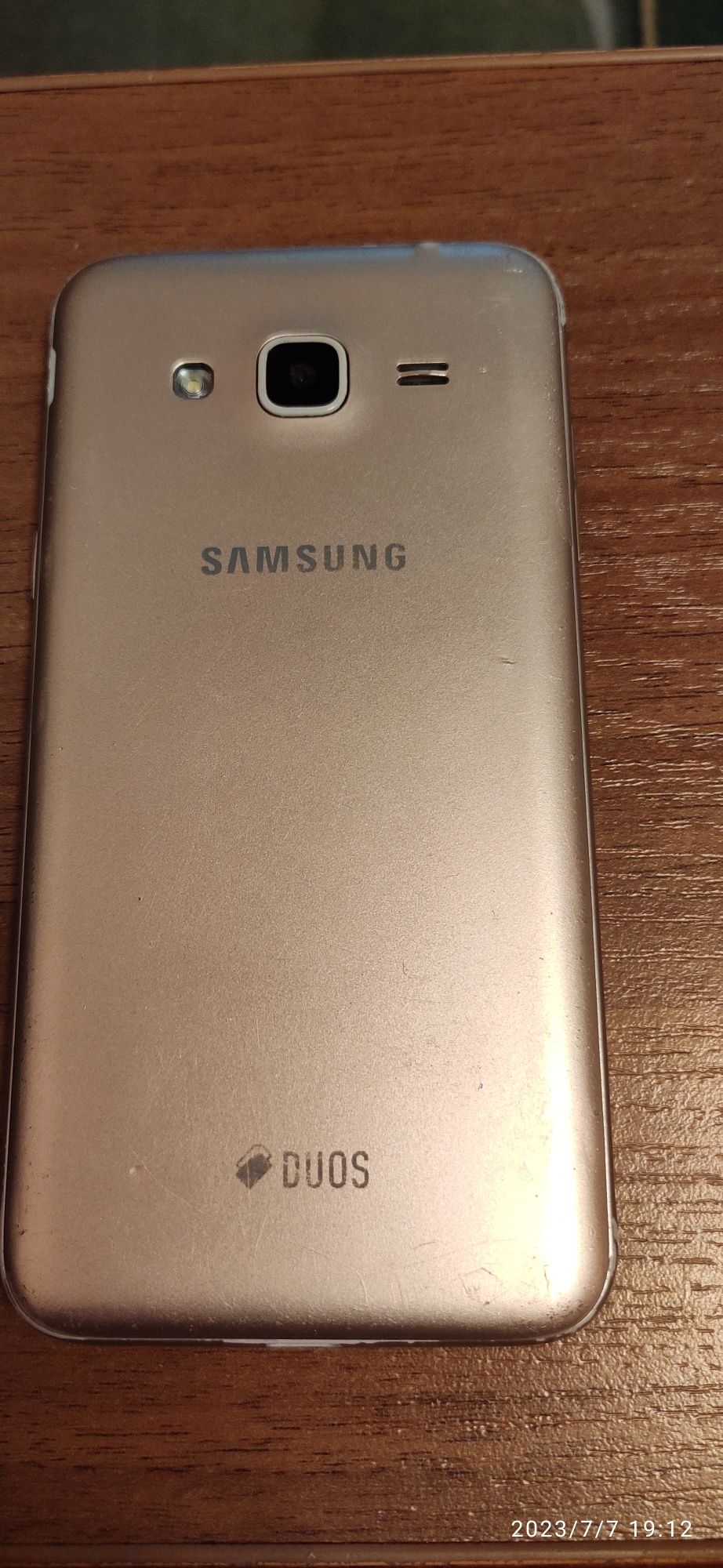 Продам смартфон Samsung j3