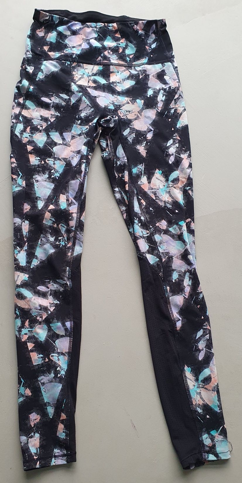 Czarne legginsy we wzory z wysokim stanem S