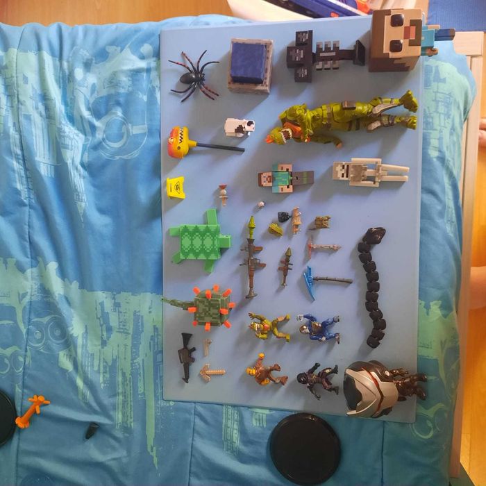 Minecraft e Fortnite – Lote de Figuras e Acessórios
