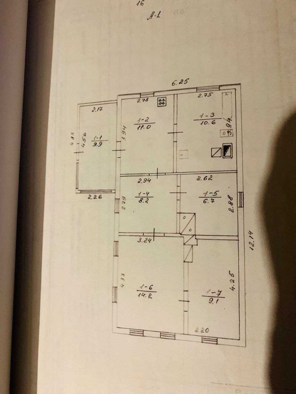 Будинок на березі річки, в центрі міста Буринь.